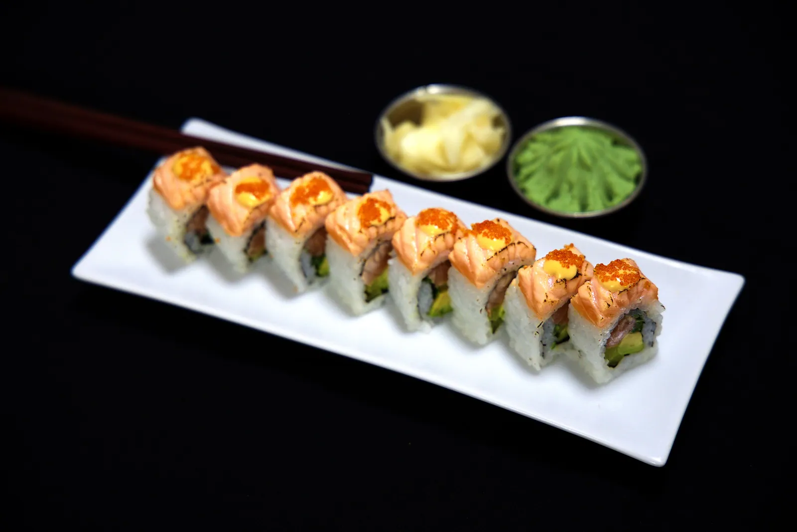 Roll Sakura recouvert de saumon snacké et de tobiko