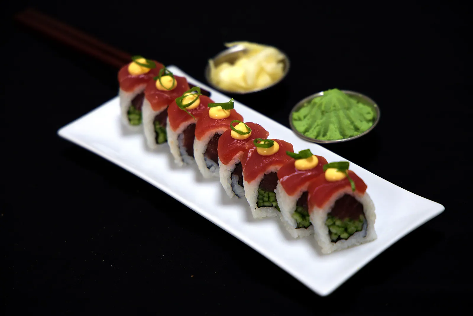 Akami roll topped with tuna and spicy mayo