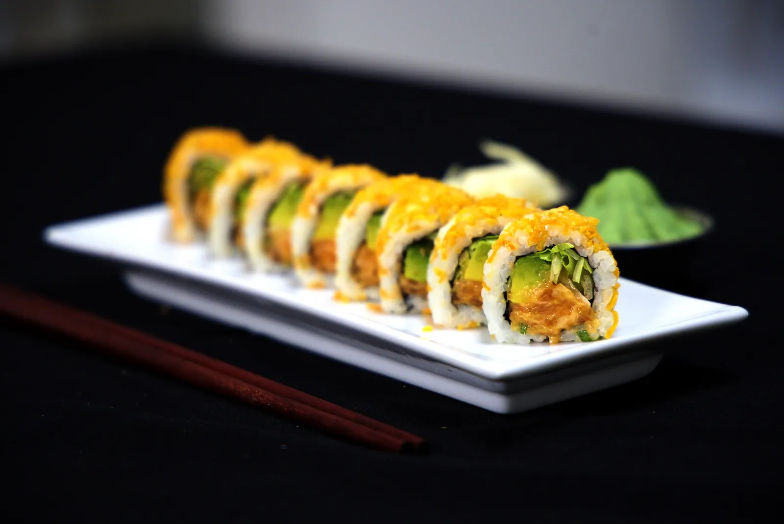 Uramaki saumon épicé garni de patate douce croustillante